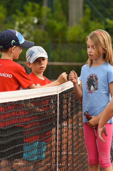 mladší hráči hrají tenis za Slovácko