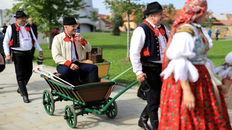 Fčil šmatlat nemosí, žebřiňáček odvozí, pěsničku zaspěvat aj vínečko koštovat všák mosí.