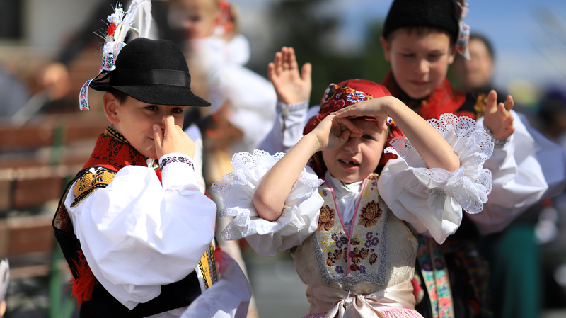 Děcka sa čúřila dlhú chvílú.
