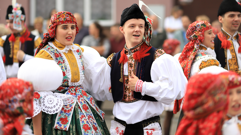 Na děvčice aj šohaje radosť sa podívať. Rukávce naškrobené, bilučké jak snih, pantle vypiglované.