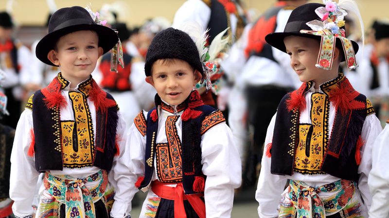 Budúcí stárci pozorno načúvajú aj vyhlížajú děvčice.