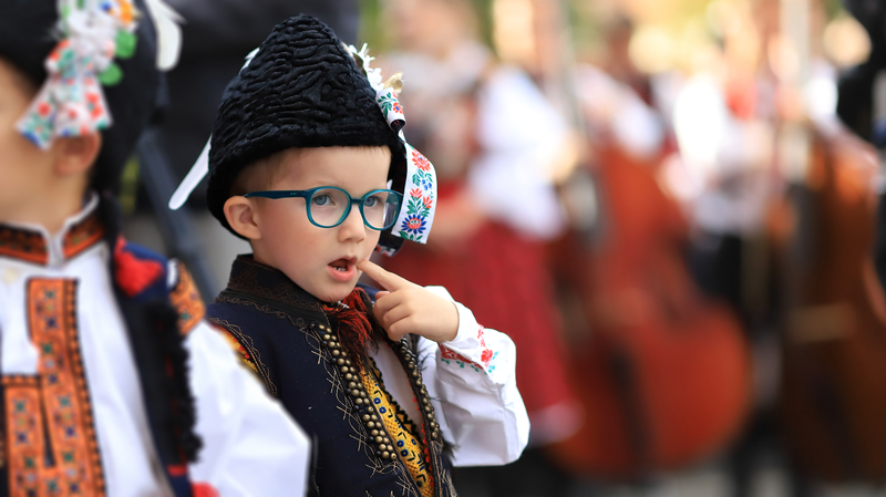 Pozorno načúvá, lebo žádná řeča nesmja utéct.
