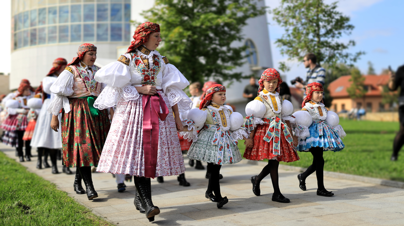Děvčice vykráčajú, pamatujú zo školky. Každá vypraná, naškrobená aj vypiglovaná jak kytička.