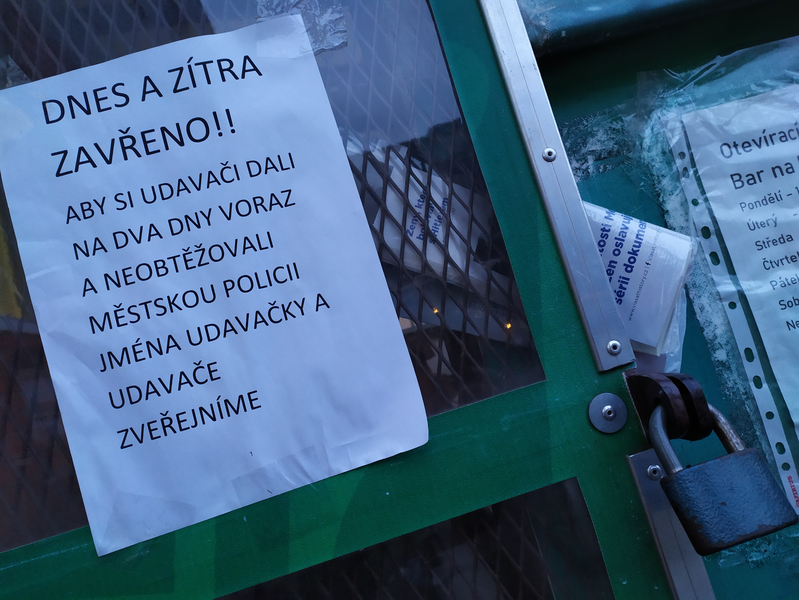 Pandemie křiví i mezilidské vztahy....