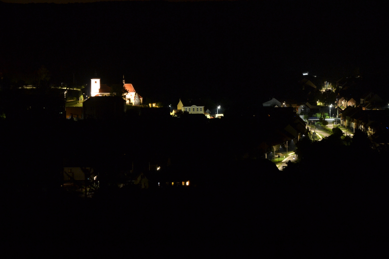 Noční pohled na obec Hradčovice