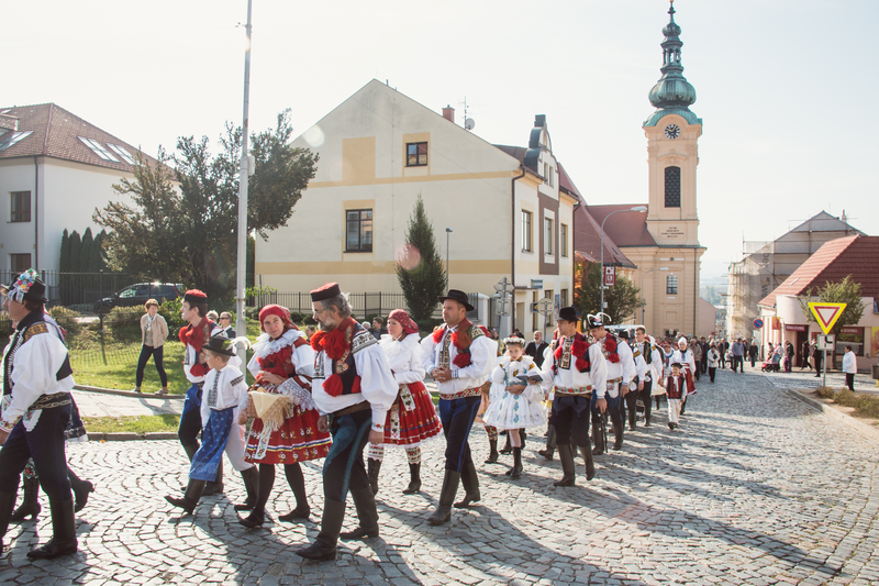 Průvod krojovaných poutníků