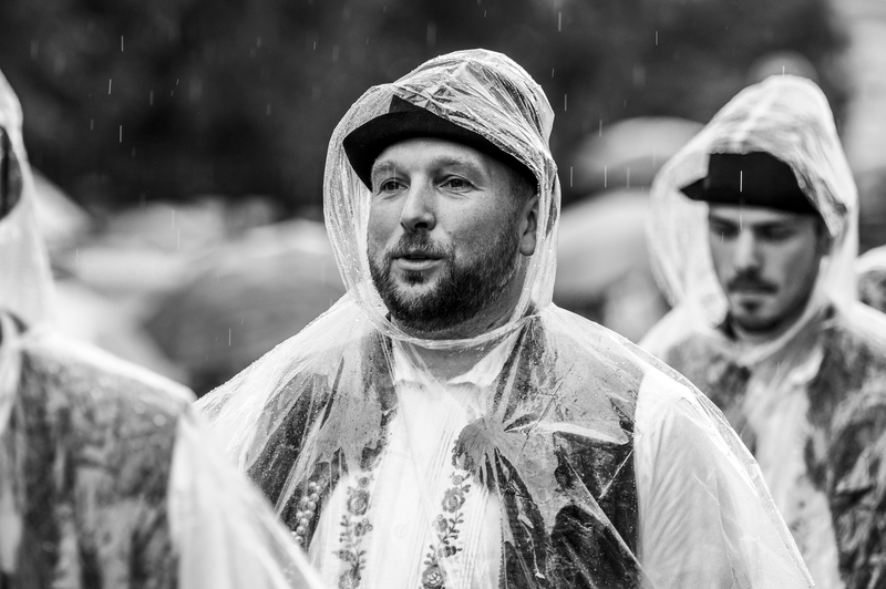 Chlap v pláštěnce