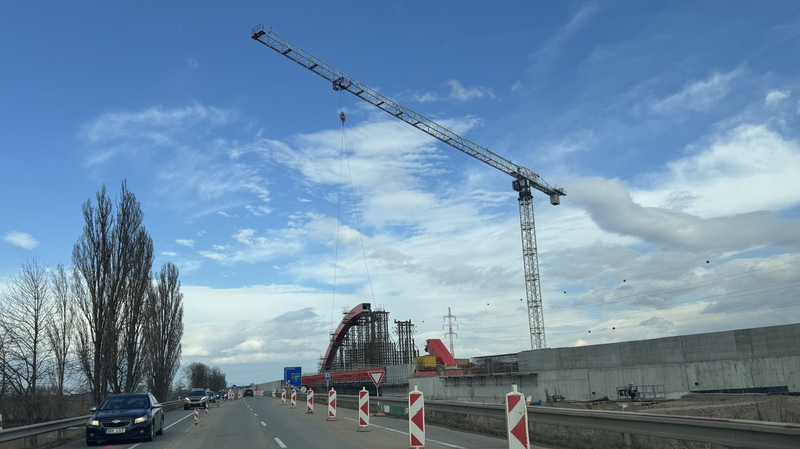 Název seriálu je: Jak se stavěl most přes řeku Morava_foto č. 2