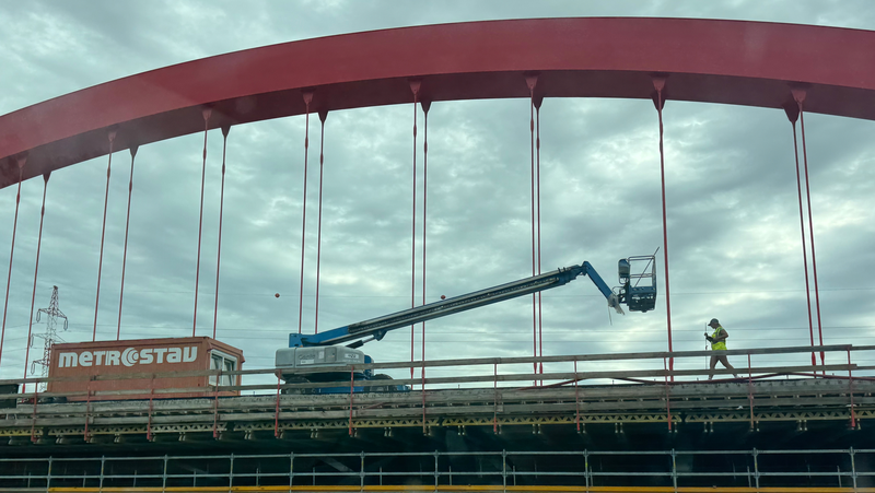 Název seriálu je: Jak se stavěl most přes řeku Morava_foto č. 10