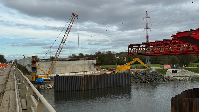 Název seriálu je: Jak se stavěl most přes řeku Morava_foto č. 1