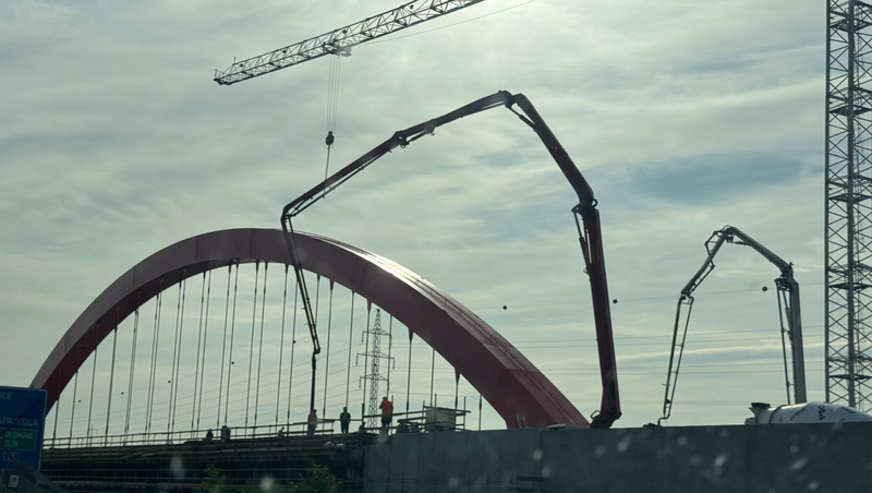 Název seriálu je: Jak se stavěl most přes řeku Morava_foto č. 8