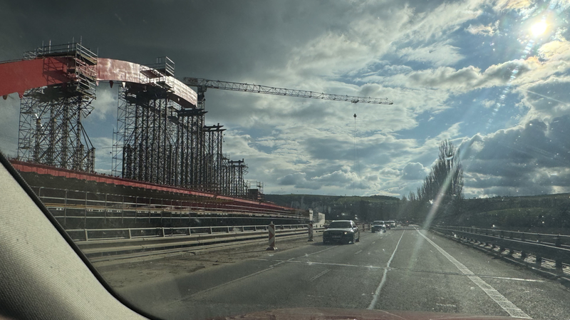 Název seriálu je: Jak se stavěl most přes řeku Morava_foto č. 3