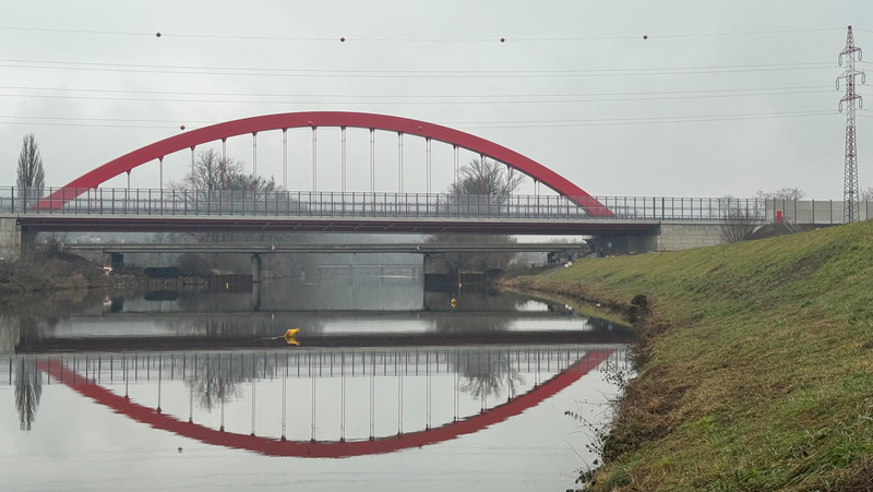 Název seriálu je: Jak se stavěl most přes řeku Morava_foto č. 12