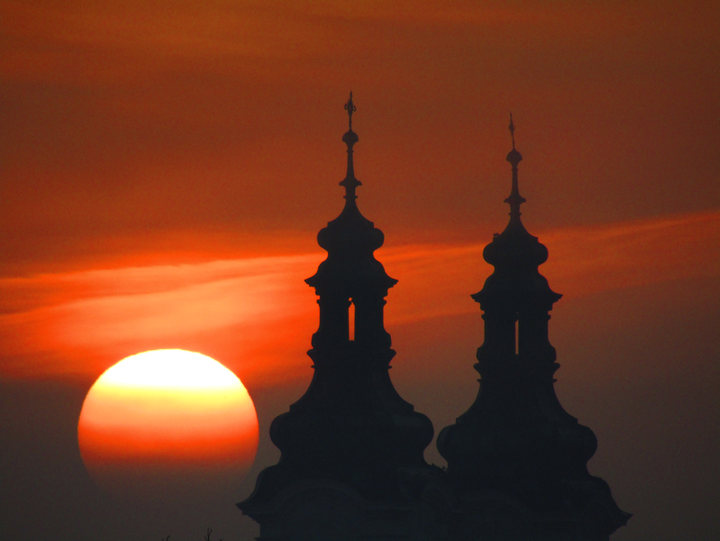 magický východ slunce u věží kostela sv. Frantiska Xaverskeho