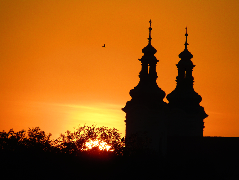 Věže Hradištského kostela před svítáním