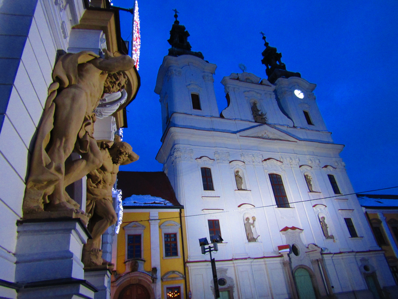 Osvětlení atlanti na nové radnici vedle kostela sv. Františka Xaverského