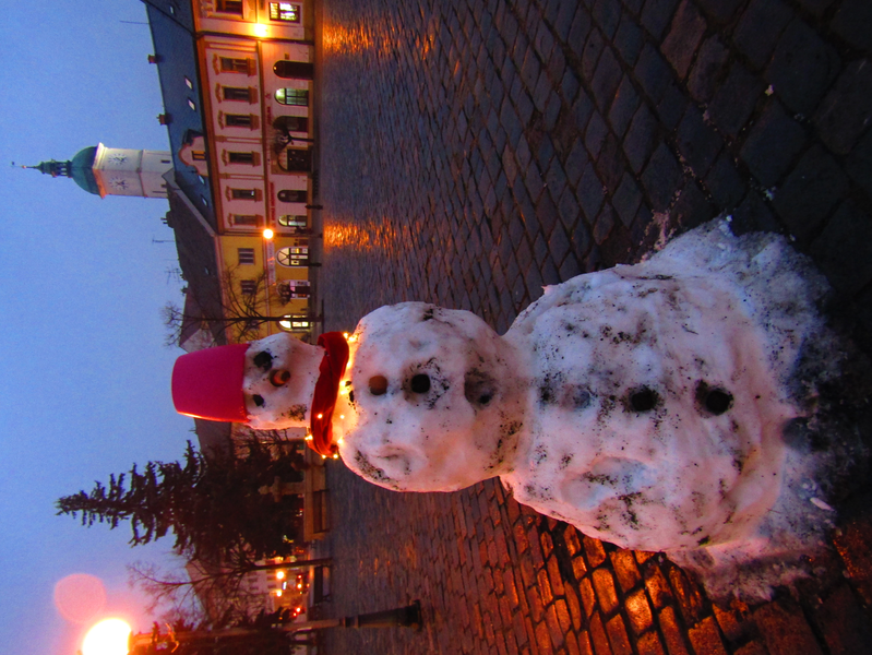 Sněhulák se svítící šálou na  Marianském náměstí