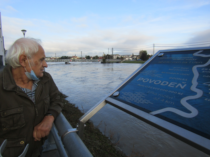 U povodňové desky při zvýšené hladině Moravy která  opět letos zhrozila 