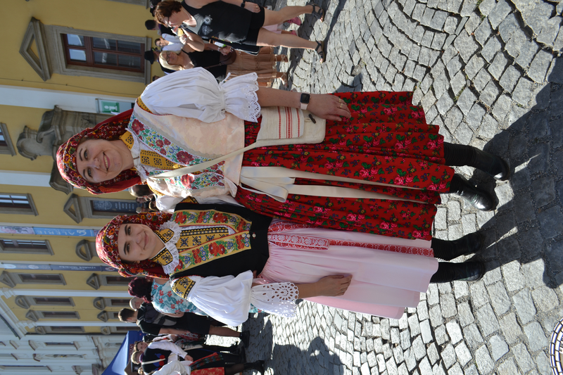 Děvčata ve Staroměstckém kroji na dnech slováckých slavnostech vína a otevřených památek