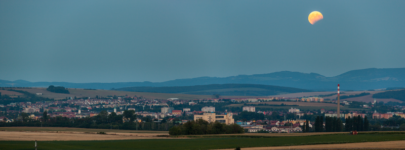 Částečné zatmění Měsíce nad Uherským Hradištěm