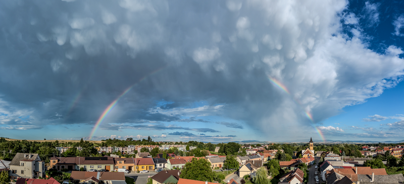 Oblaky mammatus zdobené duhou