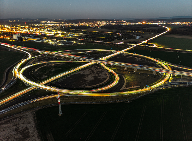 Dálniční uzel malovaný světlem