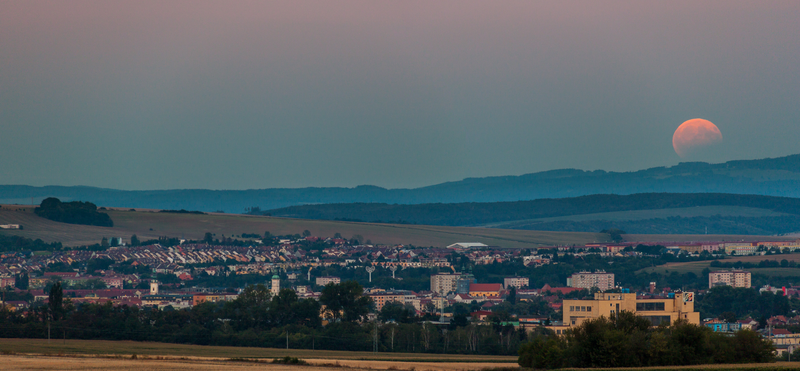 Částečné zatmění Měsíce nad Uherským Hradištěm 