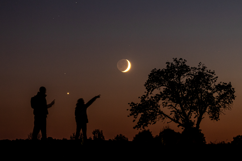 Měsíce s Venuší na podvečerní obloze