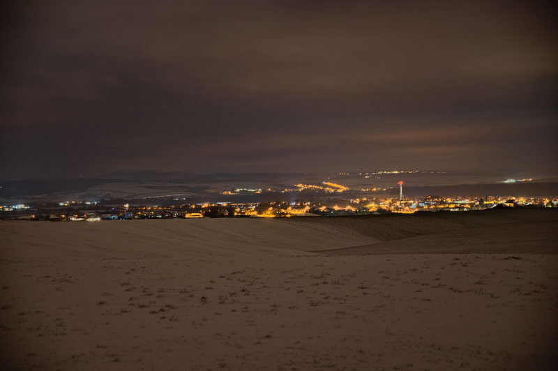 Večerní panorama na zimní krajinu 