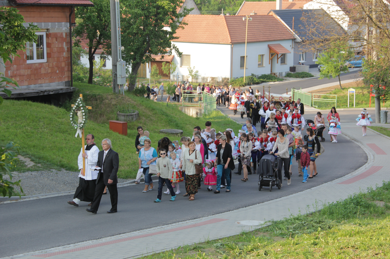 Boží tělo ve Vlčnově - průvod s křížkem