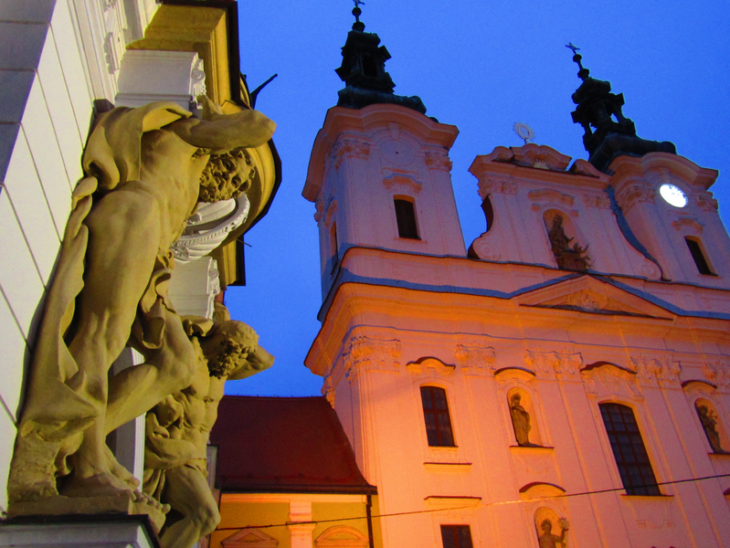 osvětlení atlanti a kostel na Masarykově náměstí