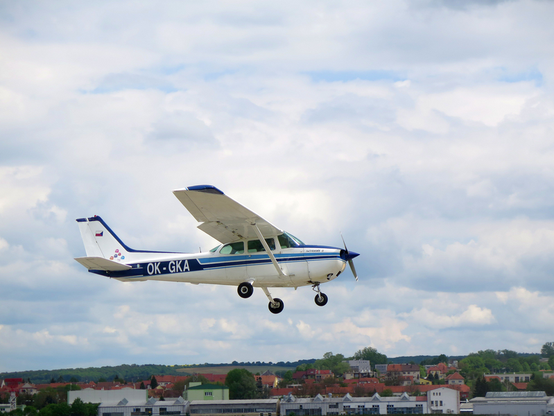 Přistávající letadlo Cessna 172 Slováckého aeroklubu na letišti v Kunovicích
