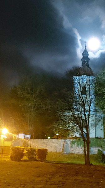 Prosincové noční"zátiší' nad velickým kostelíčkem