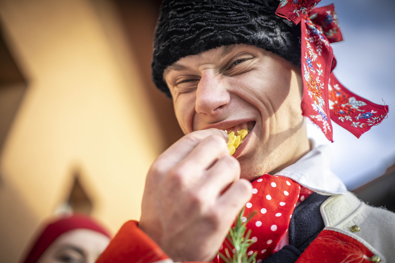Něco u nás zakousněte
