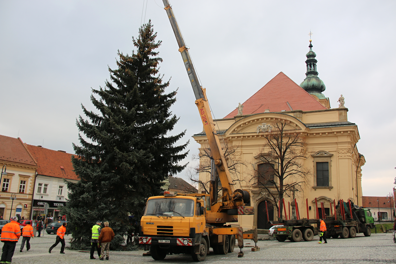 Cesta vánočního stromečku na Uherskobrodské náměstí