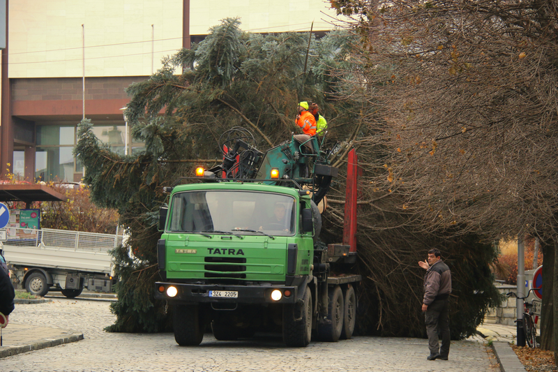 Cesta vánočního stromečku na Uherskobrodské náměstí
