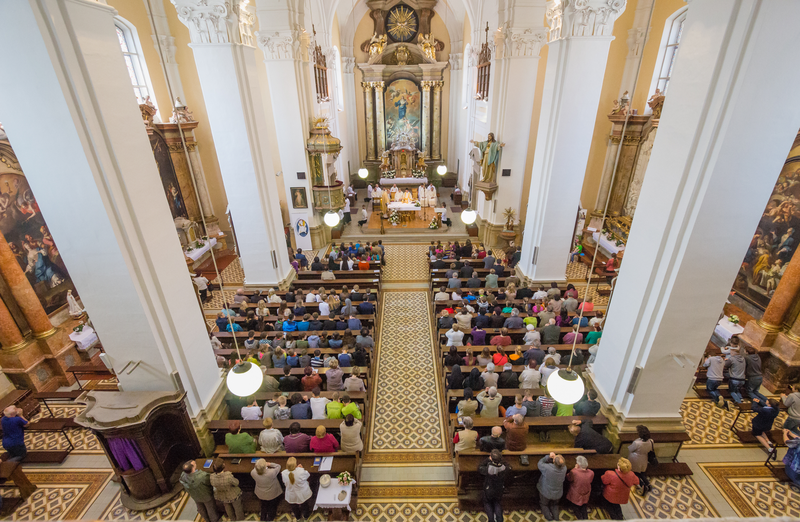 Mše svatá ve farním kostele Neposkvrněného početí Panny Marie v Uherském Brodě