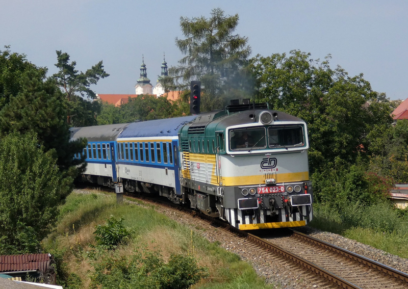Motorová lokomotiva Brejlovec se Slováckým Expresem v Hradišti.