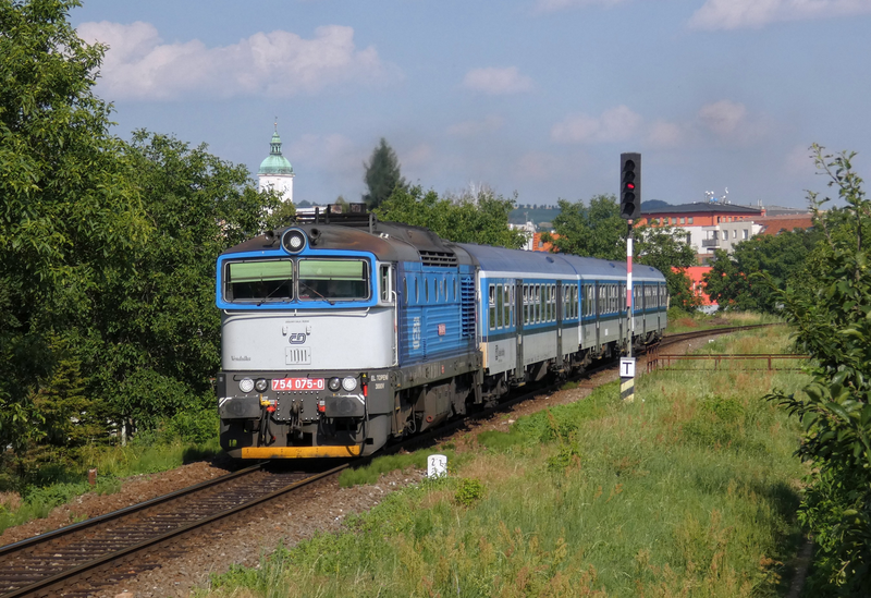 Motorová lokomotiva Brejlovec se Sp 1731 v Hradišti.