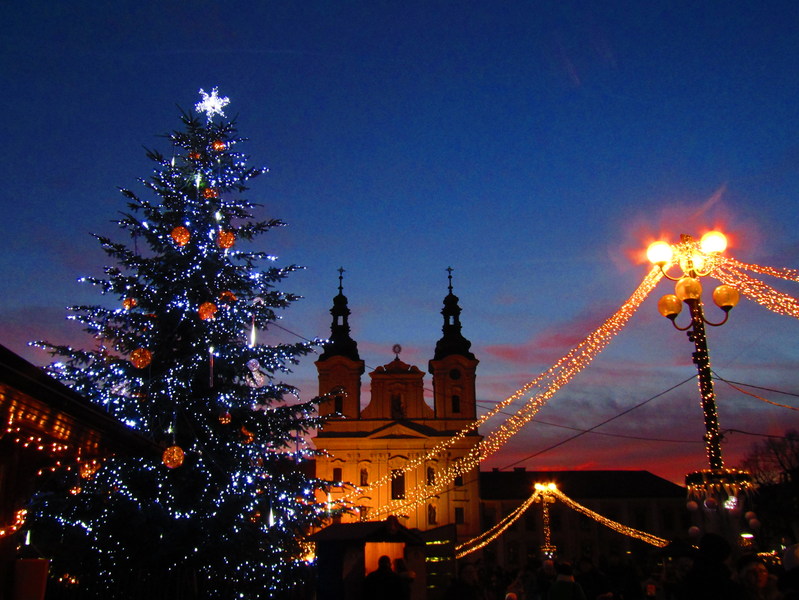 vánoční jarmark za soumraku na Masarykově náměstí
