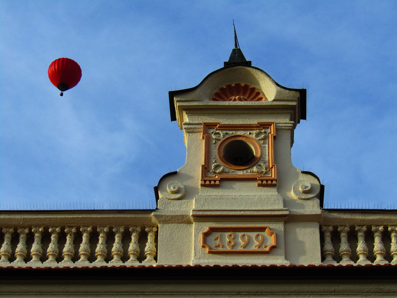 Letící balón na obloze nad domem v Uherském Hradišti 