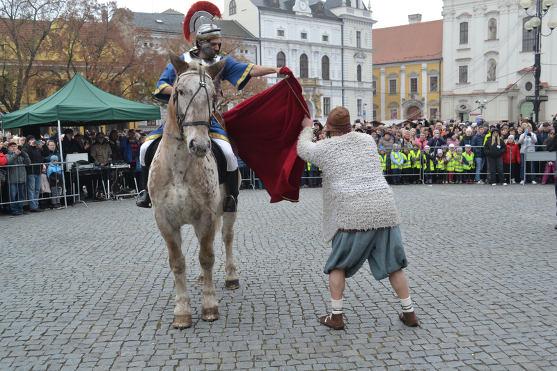 Sv.Martin na Masarykově náměstí při scénce o žebrákovi před akcí žehnaní Svatomartinského vína