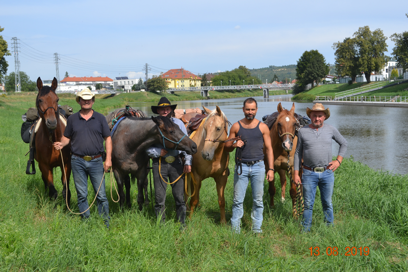 Parta kowbojů u řeky Moravy