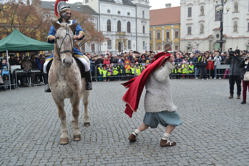 Sv.Martin na Masarykově náměstí při scénce o žebrákovi před akcí žehnaní Svatomartinského vína