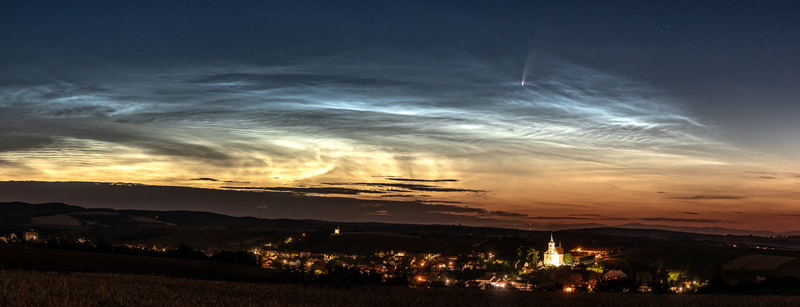 Kometa v Nočních svítících oblacích nad obcí Jalubí