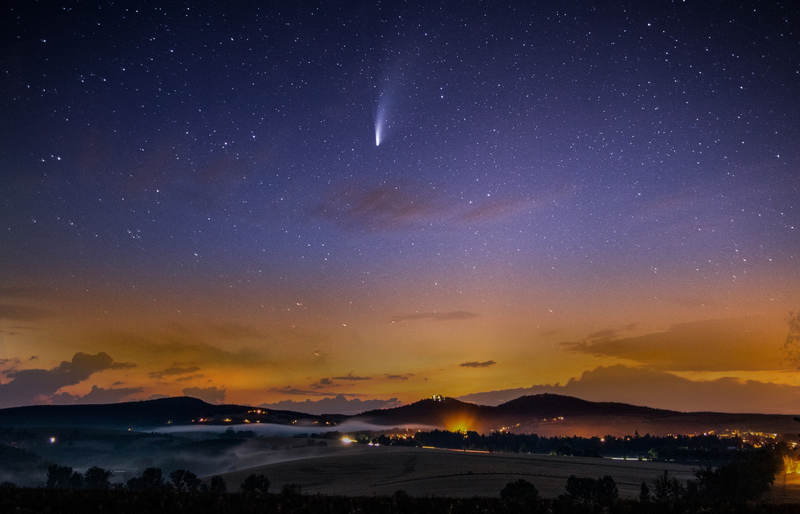 Kometa a Chřibské panorama