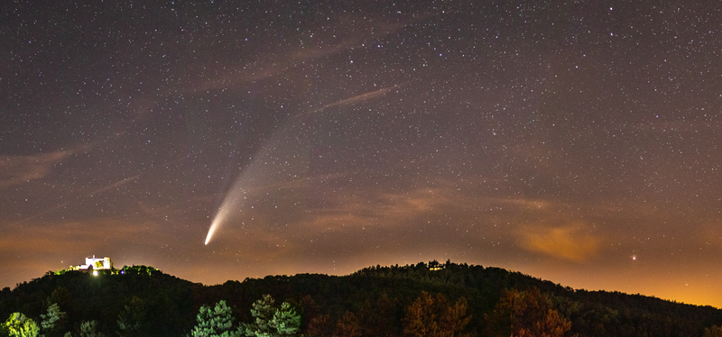 Letní nebeské divadlo kometa nad Buchlovem