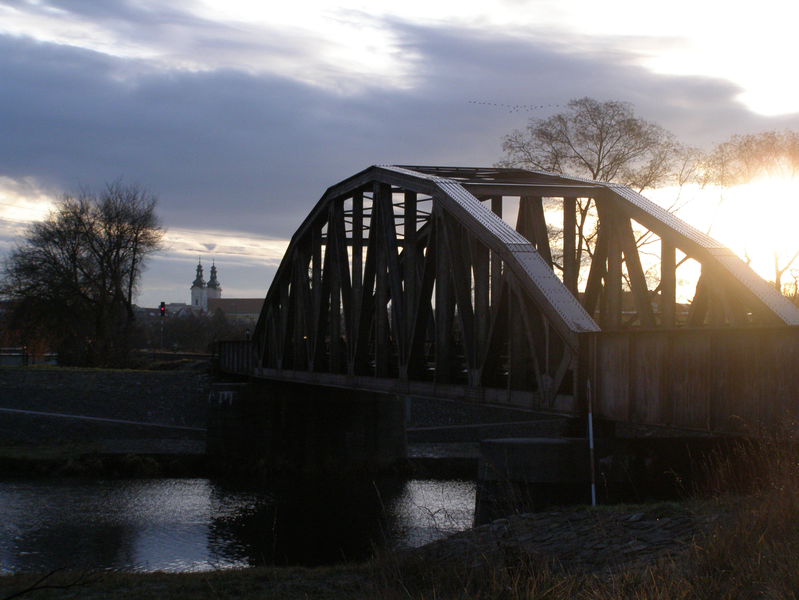 Svítání u mostu